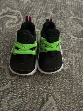 Nike Kids Black Sneakers with Neon Green Accents and Pink Heel Stripe